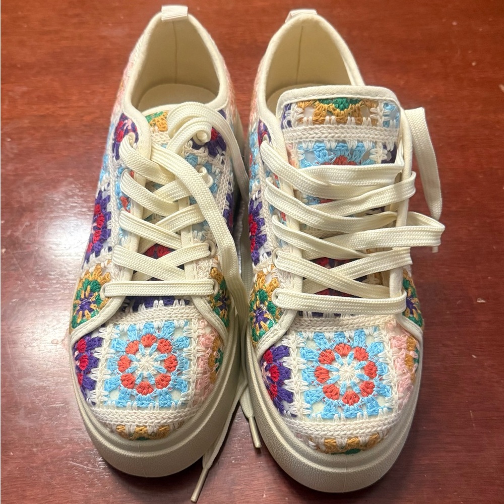 Dirty Laundry Multicolor Embroidered Sneakers Sz 8